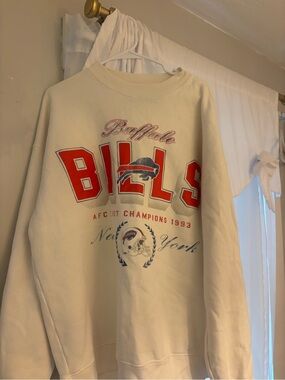Abercrombie Bills Cream Logo Crewneck Sweatshirt in Large Tall